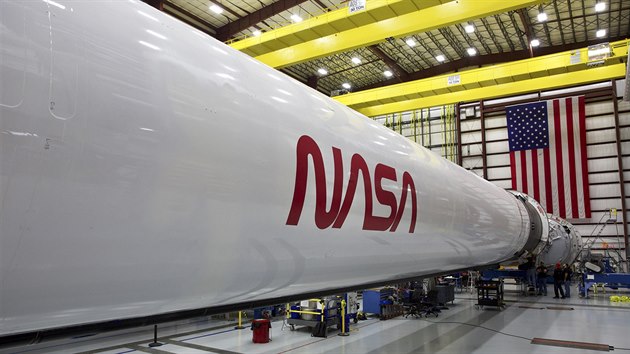 Pprava rakety Falcon 9, kter m vynst do kosmu vbec poprv lo CrewDragon s posdkou.