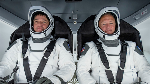 Posádka prvního pilotovaného letu lodí společnosti SpaceX k ISS. Zleva: Robert Behnken, Douglas Hurley