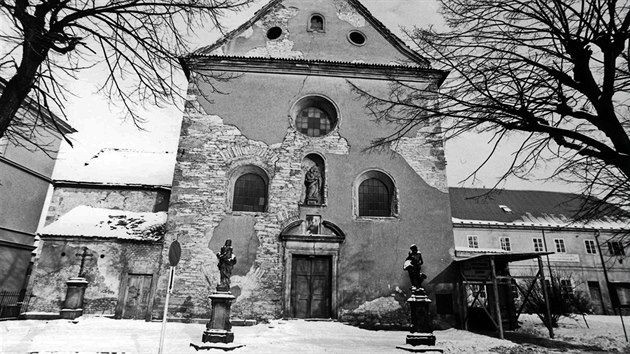 Barokní kostel byl ve druhé polovině 20. století odsvěcen a stalo se z něj skladiště. 