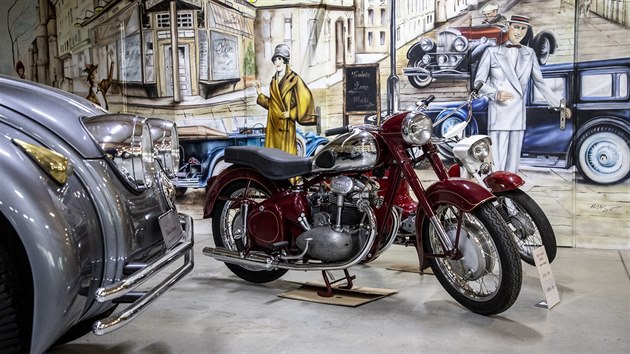 Kopřivnické muzeum Oldtimer potěší milovníky motocyklů či motoristické nostalgie. Na nové výstavě ukazuje známé stroje i nevšední unikáty.
