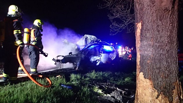 Nehoda u Květnové na Karlovarsku. Auto po nárazu začalo hořet, řidič nepřežil. (10.5.2020)