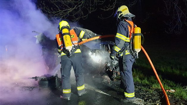 Nehoda u Květnové na Karlovarsku. Auto po nárazu začalo hořet, řidič nepřežil. (10.5.2020)