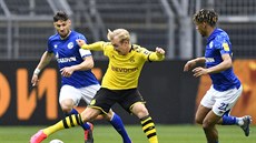 Julian Brandt z Dortmundu se pokouí obelstít dvojici Daniel Caligiuri (vlevo)...