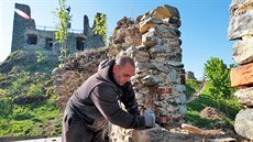 Pracovníci Stavební hutě Hartenberg provádějí sanaci hradu Andělská Hora.