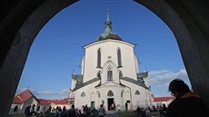 Poutní kostel sv. Jana Nepomuckého je letos kvli rozsáhlým opravám uzaven, pou se uskutení venku.