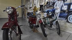 Motocykly (zleva) Jawa 500, Jawa 50 typ 05 a Jawa Stadion S11 v muzeu...