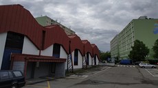 V míst� gará�í (�ervená st�echa) má vyr�st bytový d�m Ov�árna.