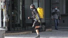 Nefal�ovaný pra�ský �kolista� Adrian. P�ivázal kolo a b�í pro zásilku.