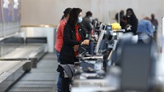 Zaměstnanci americké letecké společnosti Southwest Airlines odbavují pasažéry...