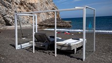 Pláová lehátka na eckém ostrov Santorini nov obklopují stny z plexiskla....