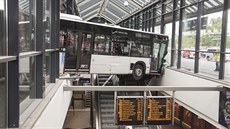 Hasii vyproují autobus, který vrazil do nádraní haly v Hamburgu a zstal...