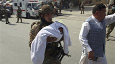 Písluník afghánských bezpenostních sil odnáí dít z porodnice v Kábulu,...