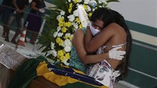 Braziltí indiáni oplakávají smrt svého náelníka, který zemel na covid-19....