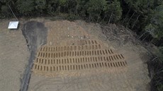erstv vykopané hroby pro obti koronaviru v brazilském mst Manaus. (22...