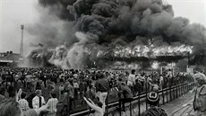 Zd�ení fanou�ci sledují ho�ící tribunu v anglickém Bradfordu. Bylo jedenáctého...