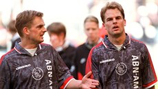 Ronald (vlevo) a Frank (vpravo) De Boerovi v dresu Ajaxu Amsterdam. Společně...