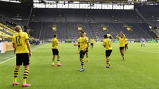 OSLAVA S ROZESTUPY. Fotbalisté Dortmundu se radují z prvního gólu po...
