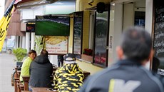 Fanouci sledují utkání Borussie proti Schalke na zahrádce jedné z hospod v...