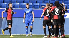 Fotbalisté Herthy Berlín slaví jeden z gól, který vstelili pi restartu...