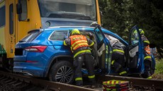 elezniní nehoda motorového vlaku a osobního auta na pejezdu u Horních...