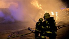 Hasi�i zasahují u po�áru v areálu Kovo�rotu v Dolních M�cholupech.