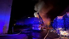 Hasi�i zasahují u po�áru v areálu Kovo�rotu v Dolních M�cholupech.