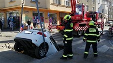 idika s autem spadla ve stranické ulici Nad Primaskou do výkopu.