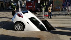 �idi�ka s autem spadla ve stra�nické ulici Nad Primaskou do výkopu.