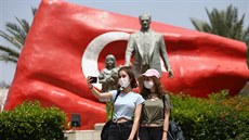 Mladé Turkyn se fotí u sochy tureckého otce zakladatele Mustafy Kemala...