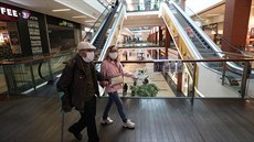 Znovuotevené praské obchodní centru Harfa navtívili první zákazníci. (11....