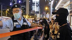 Policisté dohlížejí na pořádek během protestů v Hongkongu. (15. května 2020)