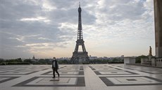 Námstí Trocadéro s výhledem na Eiffelovu v. 24. dubna 2020