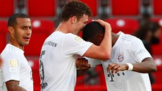 Francouzský obránce Benjamin Pavard (uprost�ed) z Bayernu p�ijímá gratulace od...