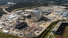 Stavenit projektu ITER v únoru 2020. Reaktor je ve spodní ásti betonové...