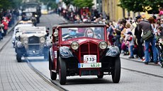 Navzdory koronavirové epidemii pihlíely prjezdu historický vozidel v Brn...