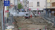 Rozkopaná Dolní ulice v centru Havlíčkova Brodu na obrázku z letošního května. Oproti původním plánům se ji podaří po rekonstrukci otevřít už 1. srpna, tedy o celý měsíc dřív.