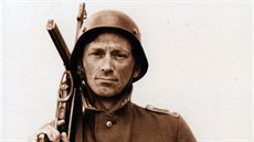 Ivan Urbánek jako voják v komedii Stj, nebo se netrefím, která vznikala v...