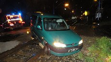 �idi� sjel s peugeotem z �elezni�ního p�ejezdu a uvázl v koleji�ti. Jak se...