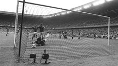 U JE POZD, MÍ U JE ZA ÁROU. Finále fotbalového mistrovství Evropy 1984...