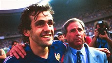 STRJCI SPCHU. Kapitn Michel Platini a trenr Michel Hidalgo po vtznm...