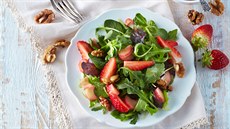 Jarní salát s marinovanou rebarborou