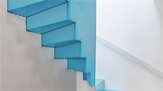 Dominantu bytu představuje barevné kovové schodiště.