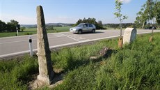 Aktivisté na silnici u Strmilova, kde se kříží Čechy s Moravou, nakreslili...