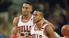 Scottie Pippen (vlevo) a B. J. Armstrong v dresech Chicago Bulls v roce 1994