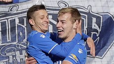 Sebastian Szymanski (vlevo) a Roman Jevgenjev slaví gól Dynama Moskva.