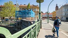 Na hradeckém Praském most potebují opravit dva zchátralé secesní kiosky, dva...