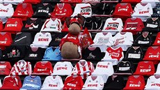 Maskot fotbalist FC Köln na tribun nakonec nebyl zcela osamocený - domácí tým...