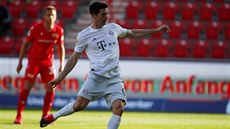 Robert Lewandowski z Bayernu Mnichov zahrává pokutový kop v utkání proti Unionu...