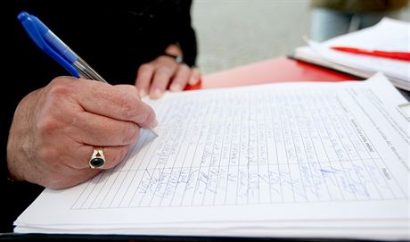 Petici proti závorám na námstí podepsalo 155 zamstnanc obchod v centru Rakovníka a 75 podnikatel.