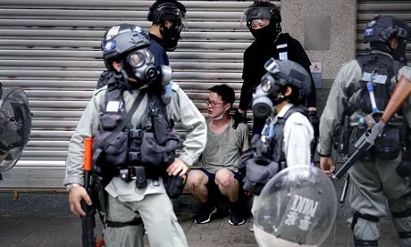 Policisté zatýkají v Hongkongu jednoho z protestujících proti novému zákonu o...